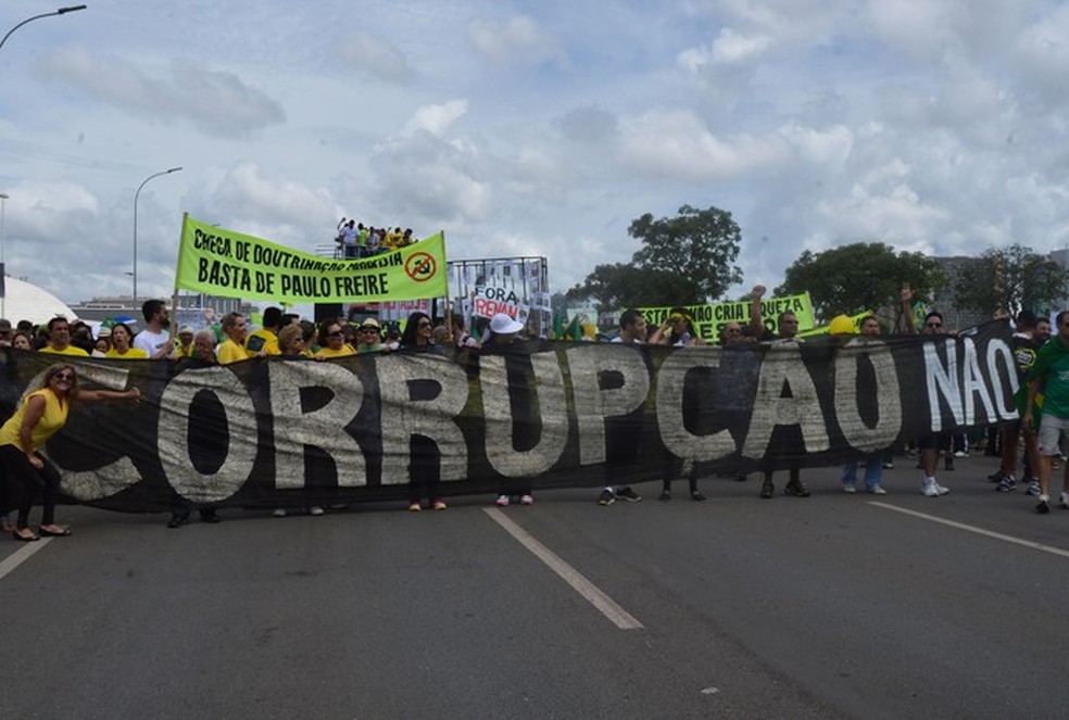 Faixa em protesto contra a então presidente Dilma Rousseff, em março de 2013, atacava Paulo Freire — Foto: Acervo/G1