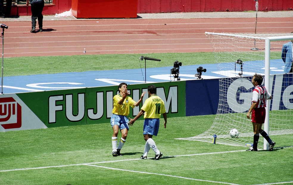Bebeto e Romário na Copa do Mundo de 1994, contra os EUA — Foto: Agência AP