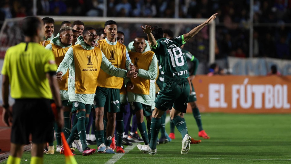 López comemora com os reservas do Palmeiras seu gol — Foto: Cesar Greco
