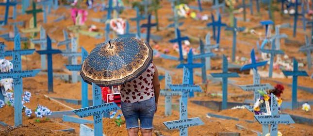 Mulher visita cemitério de Nossa Senhora Aparecida no Dia das Mães, em Manaus