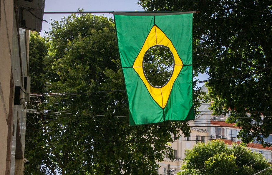 Bandeira do Brasil sem a inscrição 'Ordem e Progresso' na Rua Joaquim Silva, na Lapa