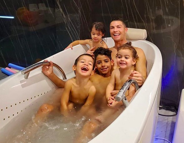 O jogador de futebol português Cristiano Ronaldo com os filhos (Foto: Instagram)