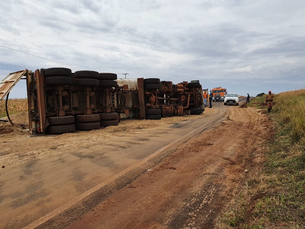 Caminhão tombou após bater contra ônibus na PR-090 — Foto: Patrícia Piveta/RPC