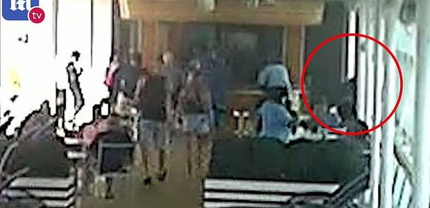 Imagens mostram avô com Chloe minutos antes da queda (Foto: Reprodução/Daily Mail)