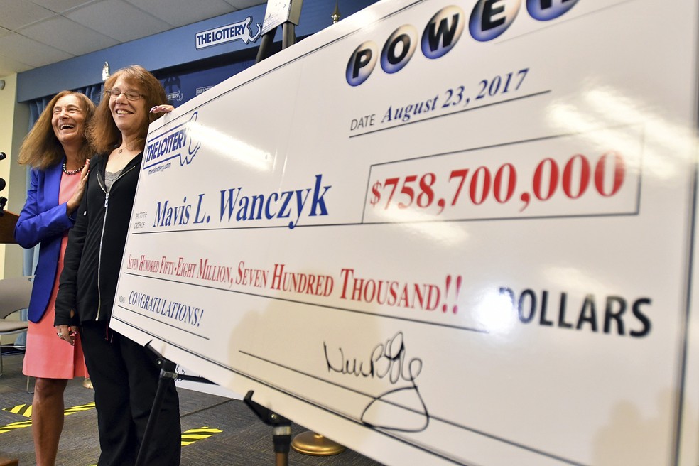 Mavis Wanczyk, ganhadora do prêmio de US$ 758 milhões (Foto: Associated Press)