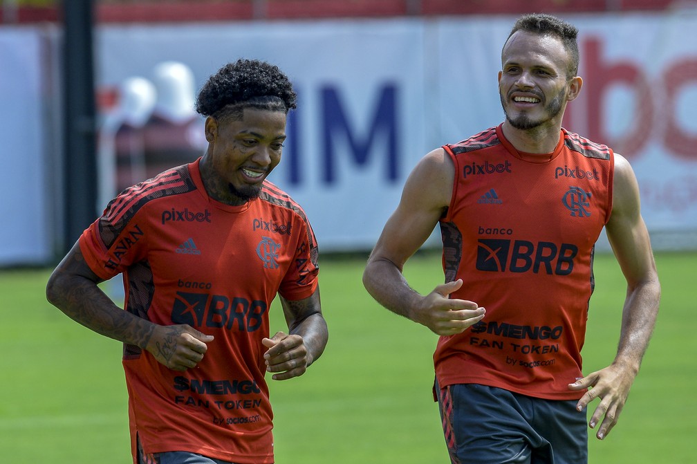 Marinho e Renê se divertem em treinamento do Flamengo — Foto: Marcelo Cortes/Flamengo