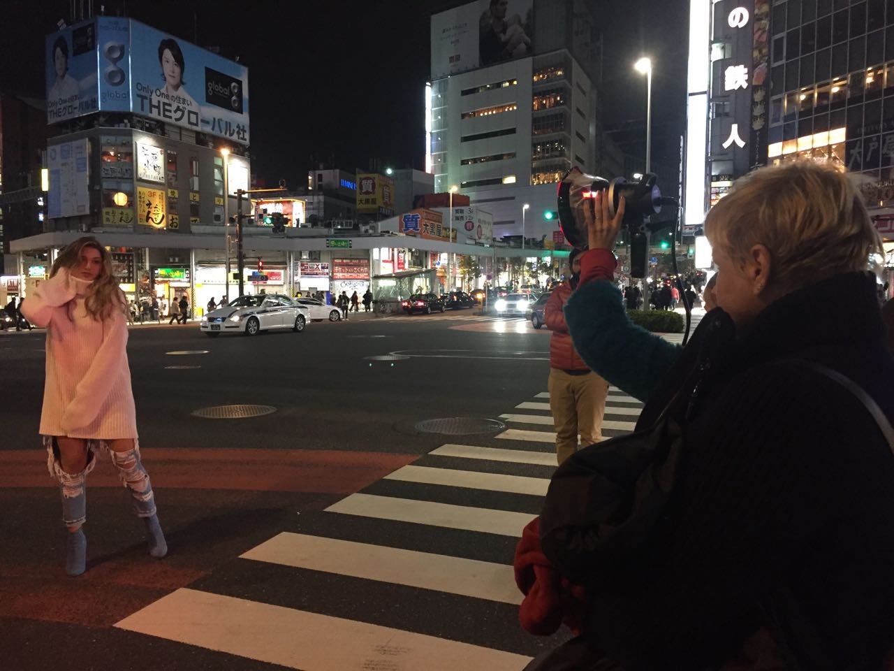Sasha para o trânsito ao posar para a Coca-Cola no Japão (Foto: Divulgação)