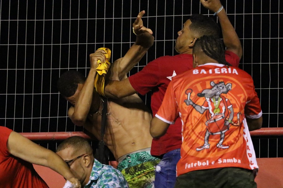 Torcedor infiltrado retirado da arquibancada do N&aacute;utico &mdash; Foto: Marlon Costa / Pernambuco Press