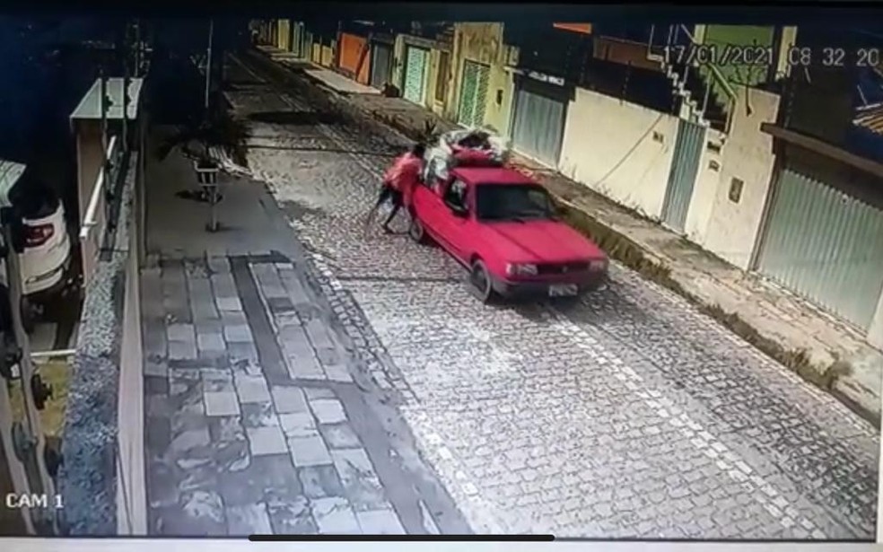 Criminosos fogem em carro vermelho após latrocínio na Grande Natal — Foto: Reprodução