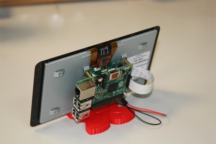 Tela torna o Raspberry Pi mais portátil e acessível (Foto: Divulgação/Raspberry Pi)
