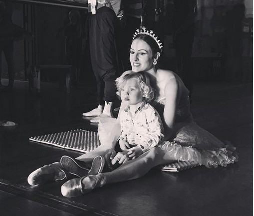 A dançarina Melanie Hamrick, namorada de Mick Jagger, com o filho dela com o músico (Foto: Instagram)