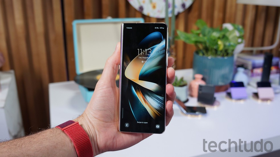 Tela externa do Galaxy Z Fold 4 — Foto: Thássius Veloso/TechTudo