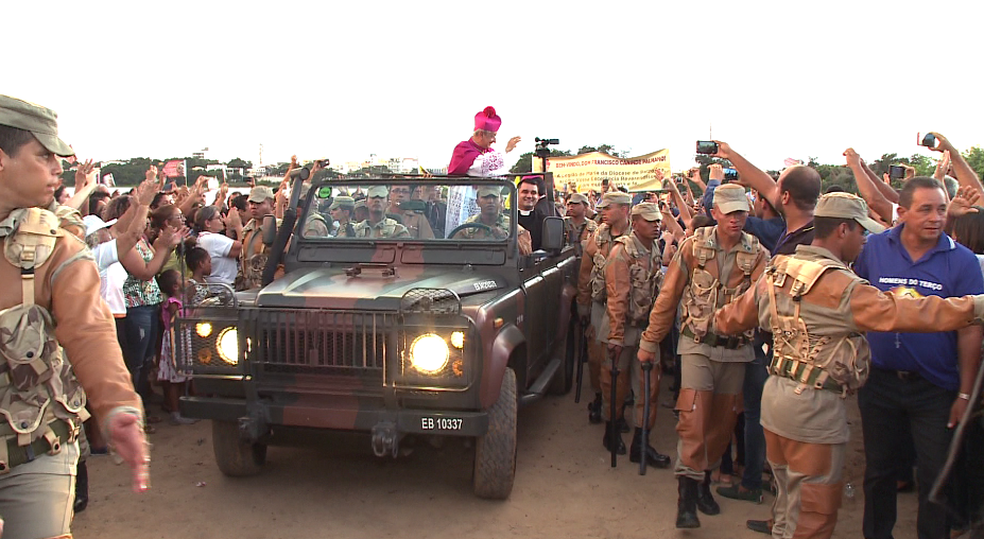 Novo bispo de Petrolina seguiu depois em um carro aberto do Exército pela Orla (Foto: Reprodução/ TV Grande Rio)