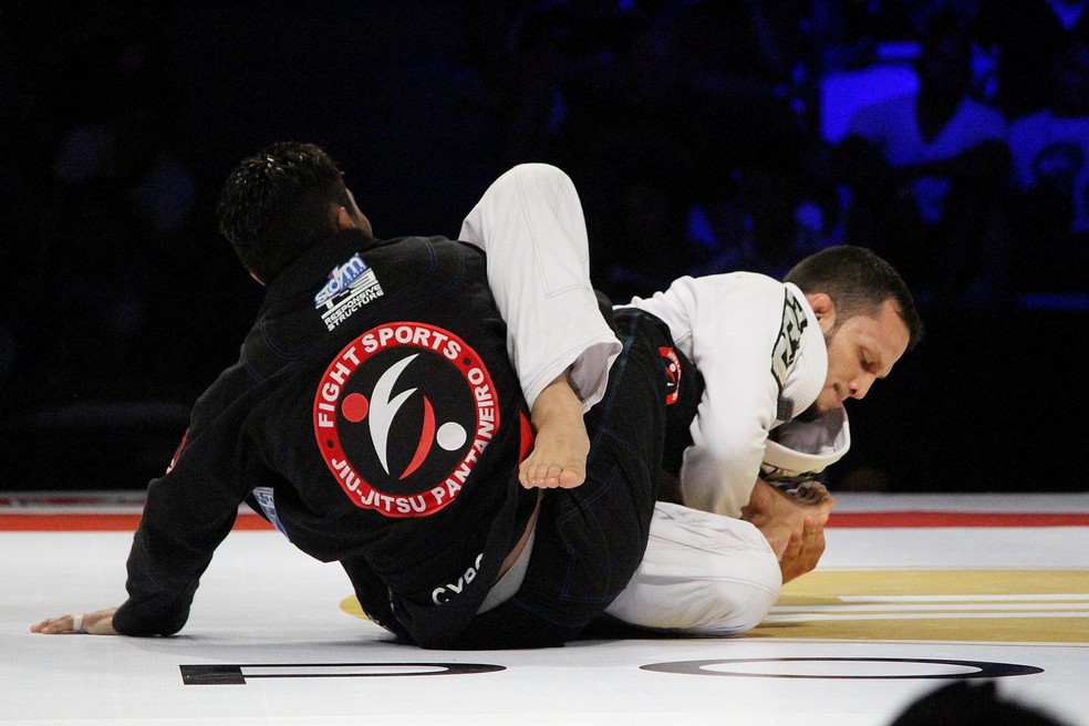 Amazonense finalizou Adley Lobato no início do combate (Foto: Emanuel Mendes Siqueira)