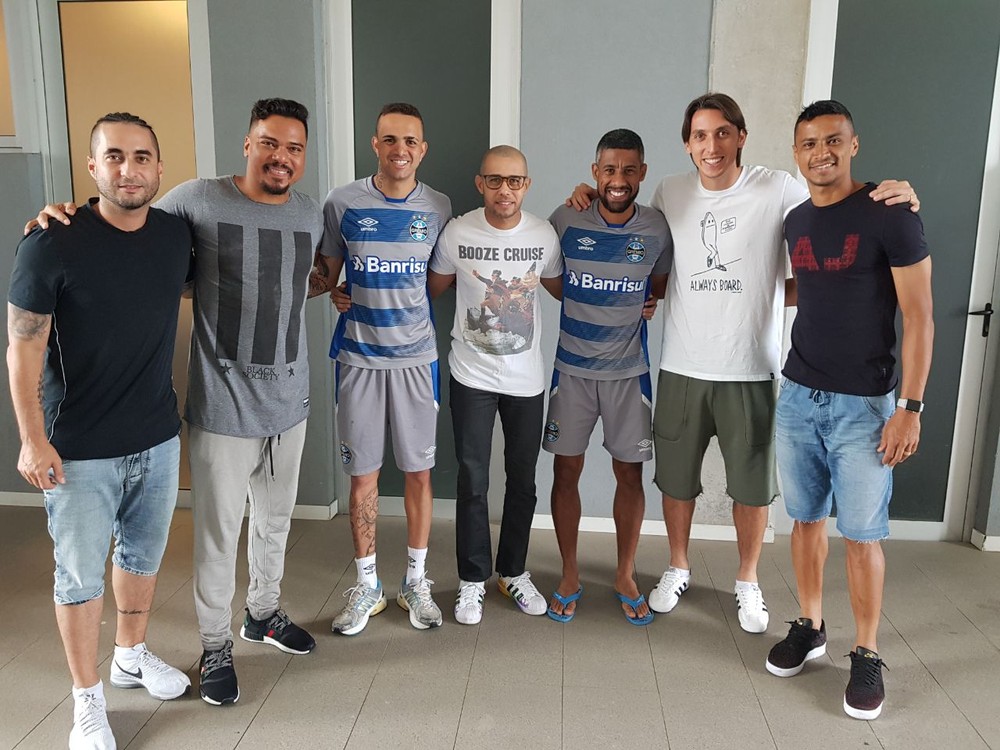 À base de pagode: Sorriso Maroto faz visita a jogadores do Grêmio antes do treino