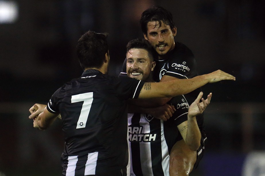 Piazon, Sauer e Pires comemoram gol do Botafogo