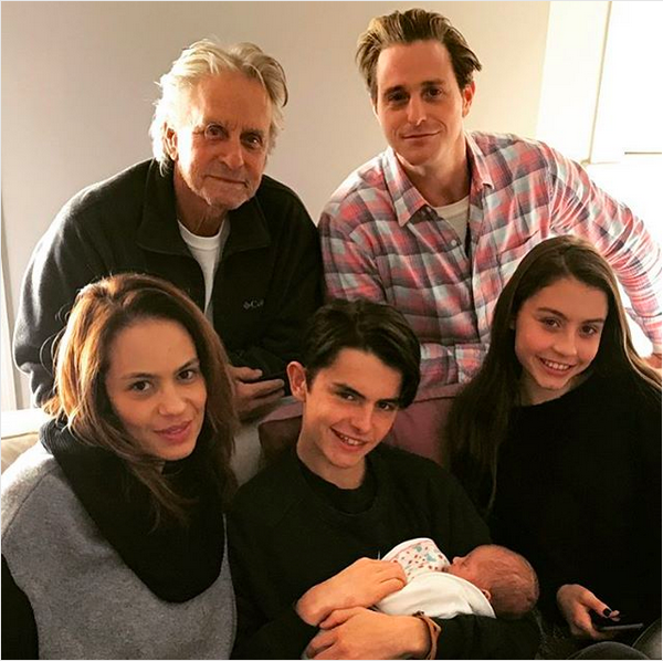 Michael Douglas com os filhos, a neta e a nora brasileira (Foto: Instagram)