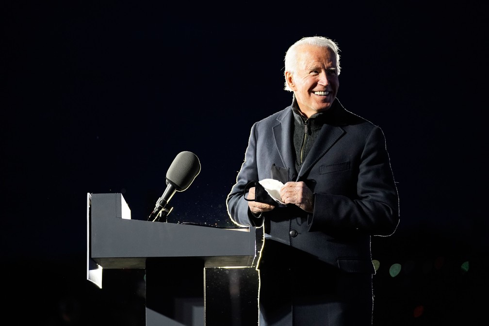 Joe Biden durante evento de campanha em Pittsburgh no dia 2 de novembro — Foto: Andrew Harnik/AP Photo