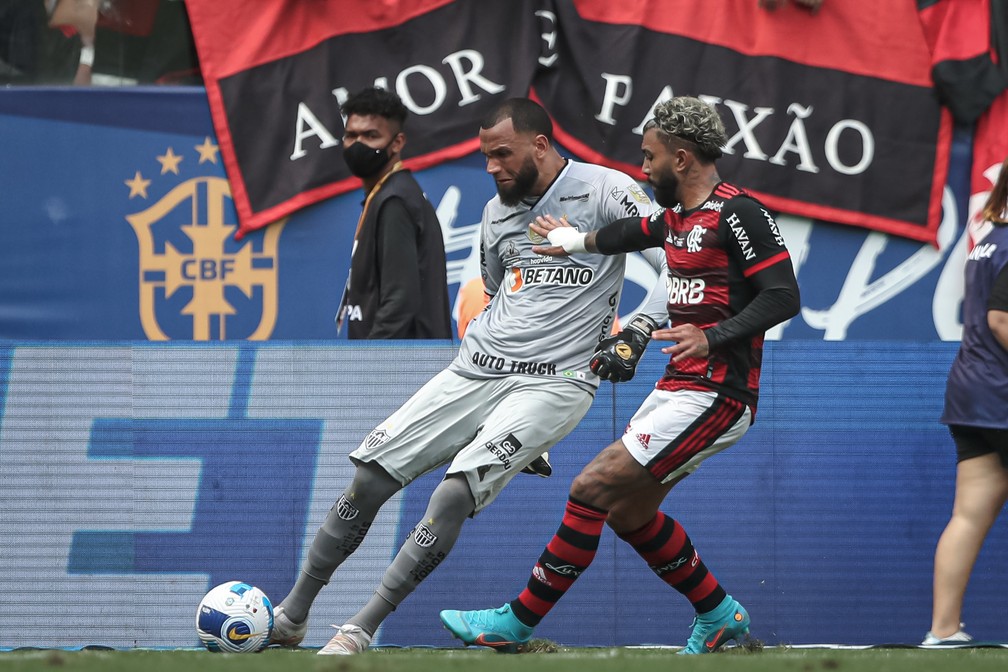 Goleiro Everson, do Atlético-MG, em disputa de bola com Gabriel, do Flamengo — Foto: Pedro Souza