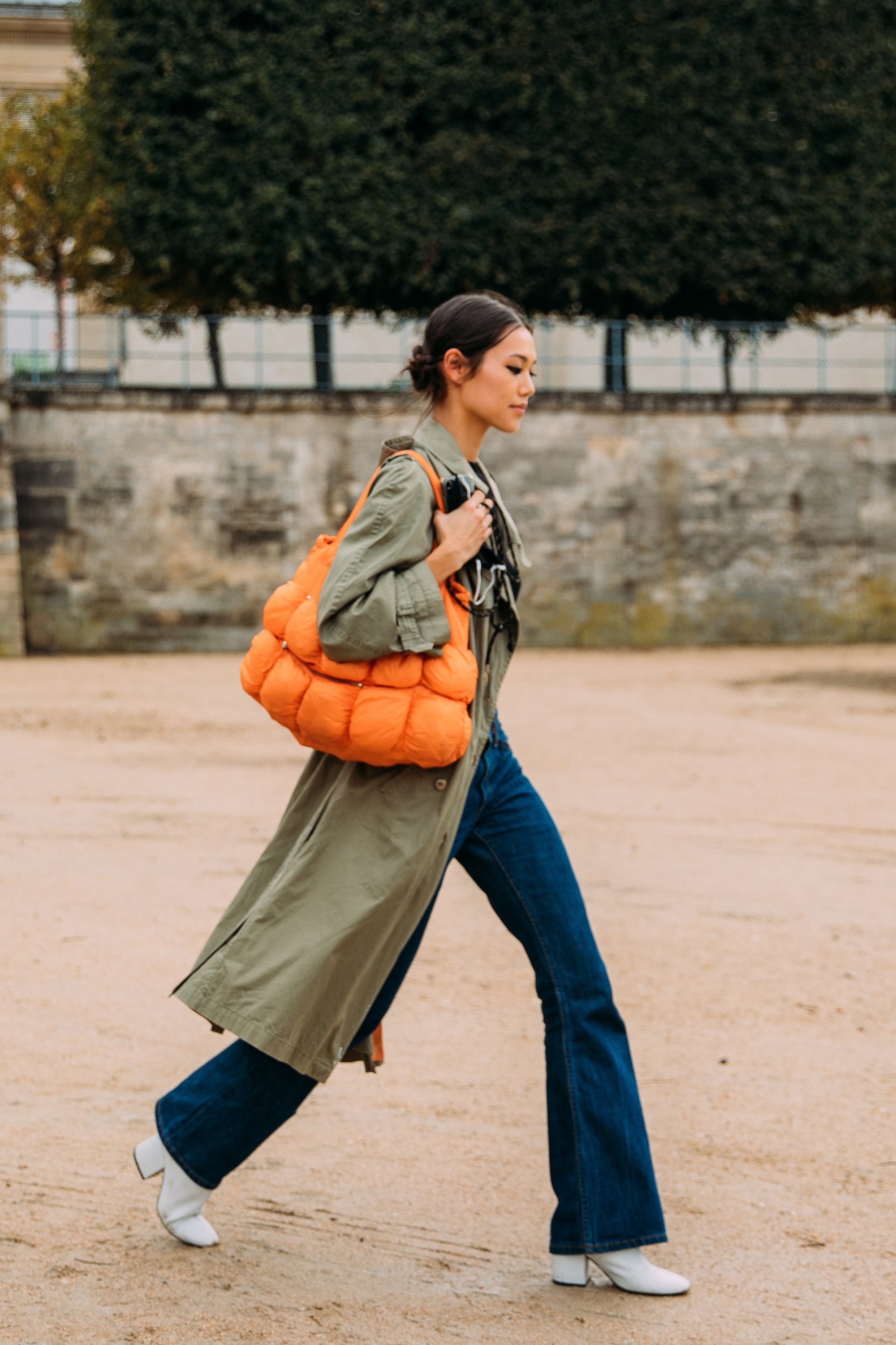 Calça flare de volta à moda:  Street Style Paris (Foto: Style Du Monde)