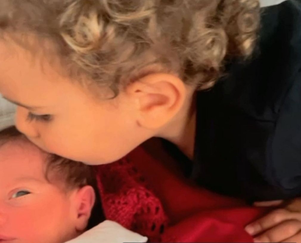 A recém nascida Fernanda e o irmãozinho Theo, de um ano  (Foto: Reprodução / Instagram )