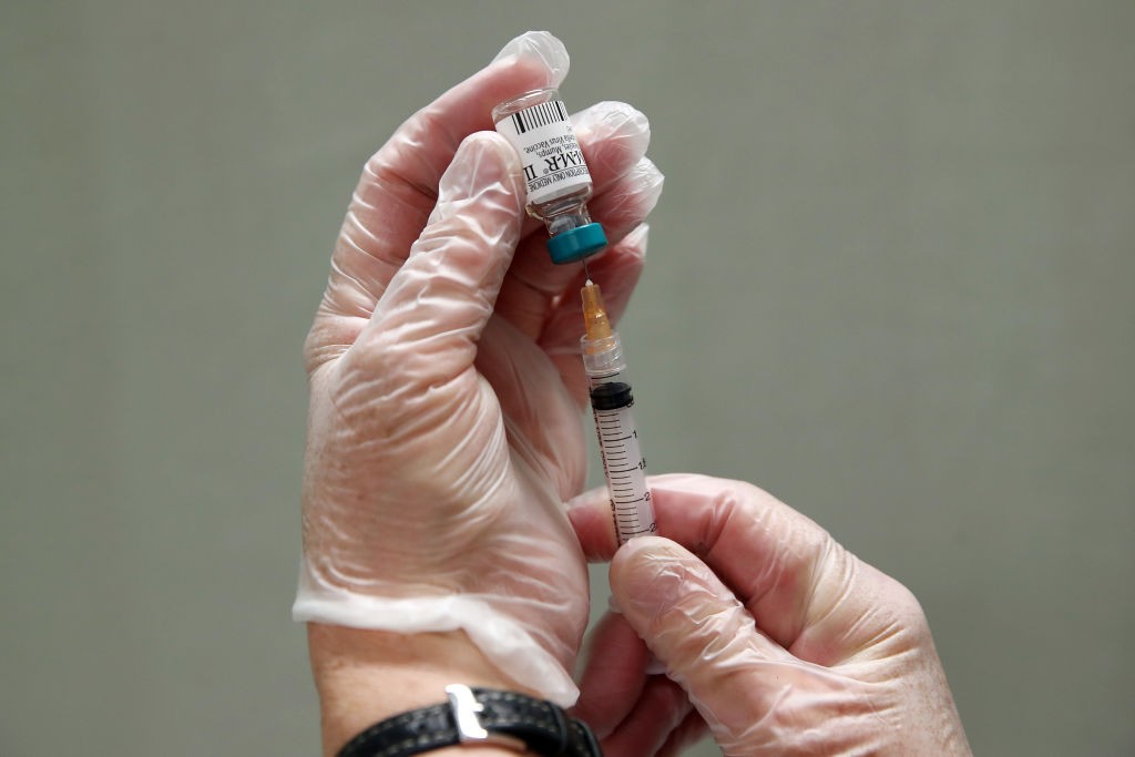 AUCKLAND, NEW ZEALAND - SEPTEMBER 10: A measles vaccine is prepared on September 10, 2019 in Auckland, New Zealand. The New Zealand health ministry confirmed 1,051 people have were affected between 1 January and 5 September, 2019. The bulk of cases have b (Foto: Getty Images)