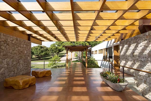 Casa de 1.530 m² é feita com madeira e concreto e tem vista para represa (Foto: Tuca Reinés)