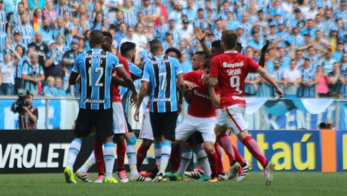 Jogadores do Grêmio e do Inter durante confusão no Gre-Nal (Foto: Diego Guichard/GloboEsporte.com )