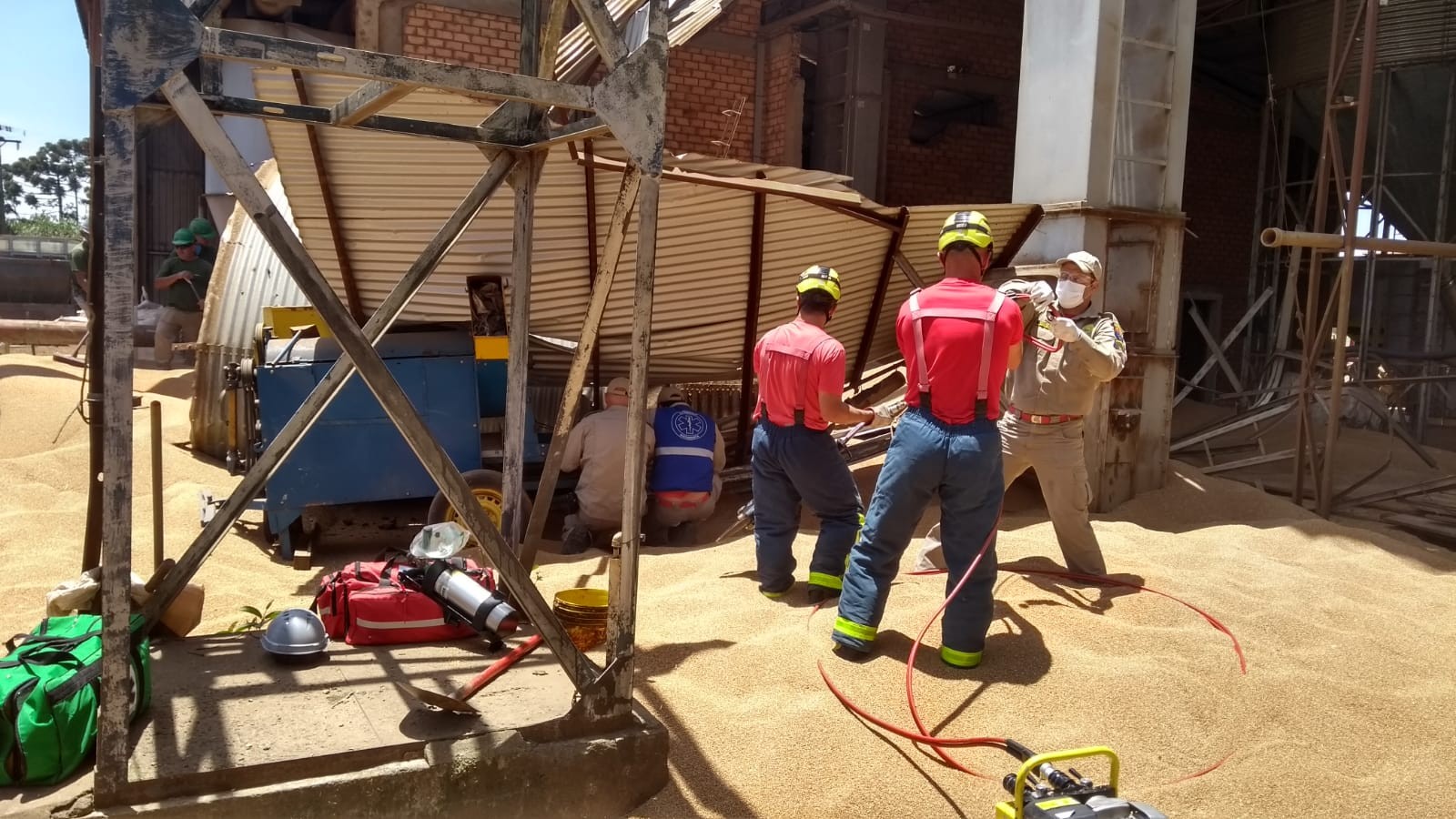 Dois trabalhadores morrem em queda de silo de 80 toneladas, em Guarapuava