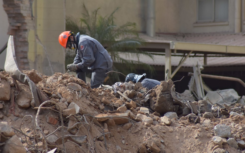 Bombeiros buscam vítimas nos escombros do prédio que desabou em SP (Foto: Roberto Casimiro/Fotoarena/Fotoarena/Estadão Conteúdo)