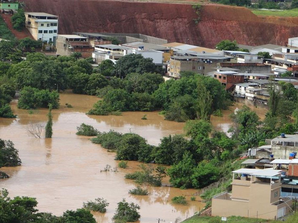 Muriaé amanheceu alagada nesta segunda-feira (4)  — Foto: Silvan Alves/Reprodução