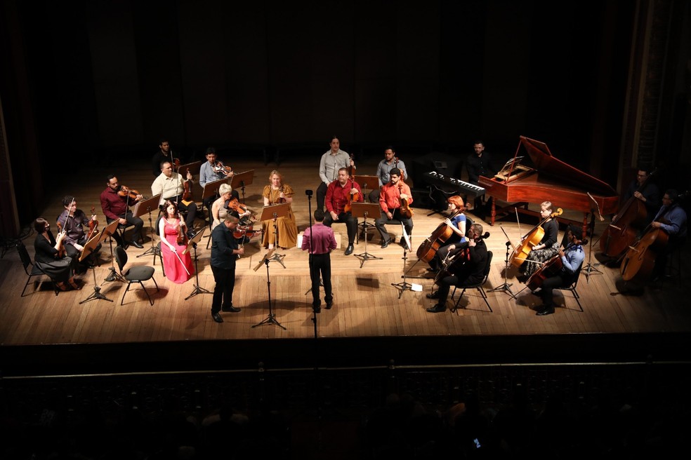 Maestro Marcelo de Jesus e a Orquestra de Câmara do Amazonas (OCA) — Foto: Michael Dantas/Secretaria de Cultura