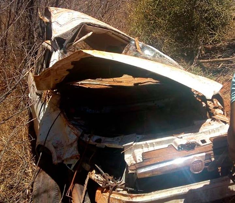 Carro de vÃ­tima foi achado destruÃ­do no norte da Bahia â€” Foto: Luciano Castro/Central NotÃ­cia