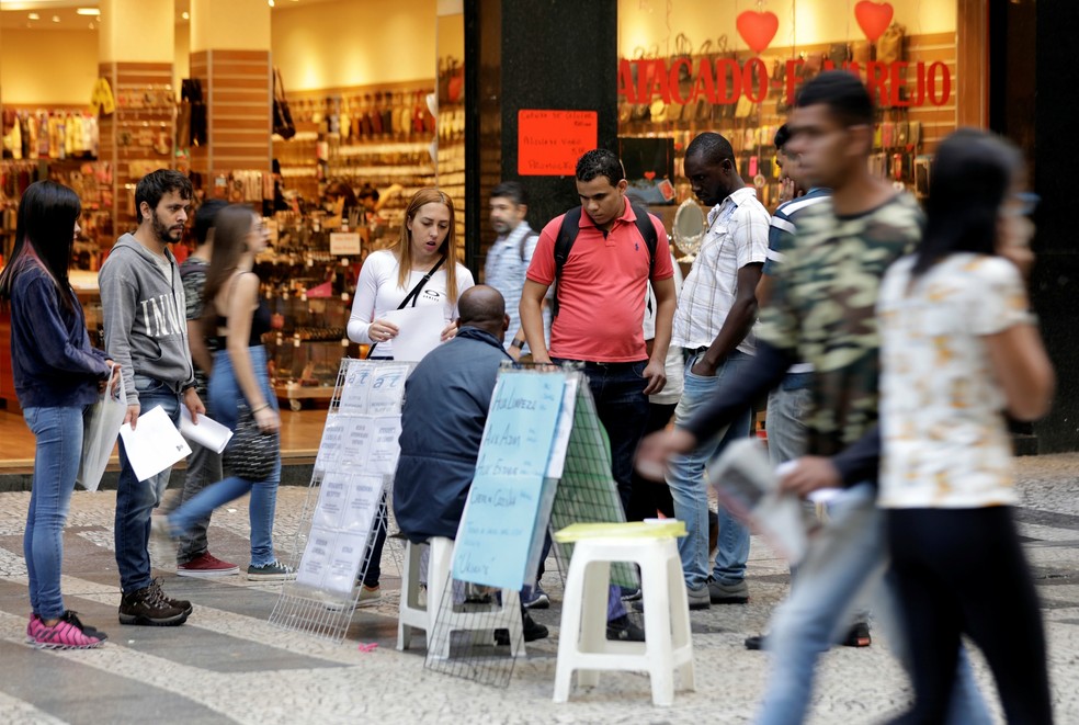 Desemprego: pessoas procuram vagas em São Paulo (Foto: Paulo Whitaker/Reuters)