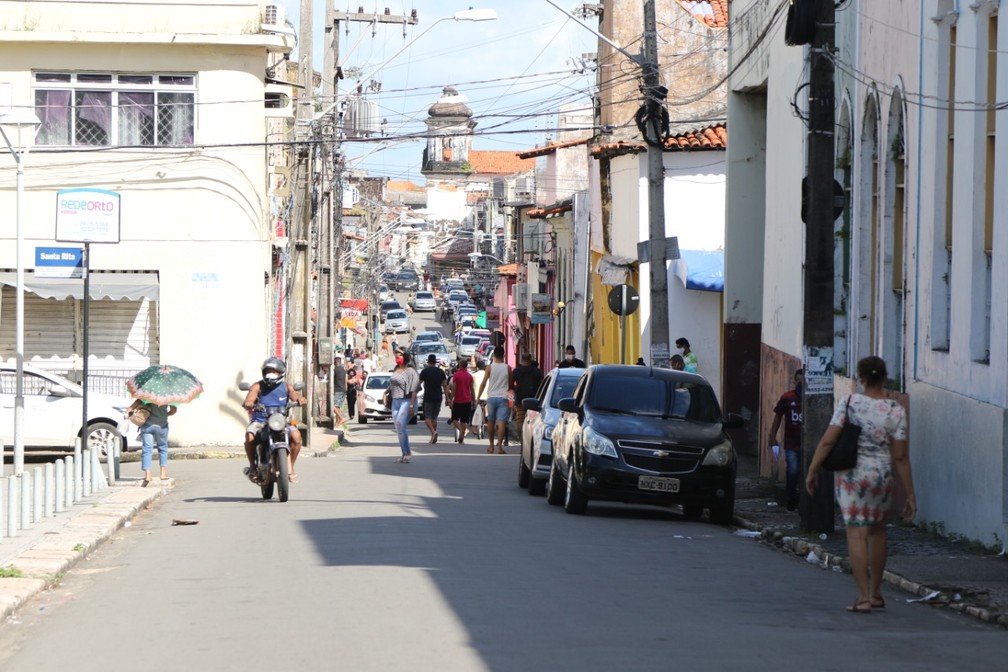 Movimentação de veículos e pessoas Rua de Santana, próximo a Rua Grande, nesta segunda-feira (25) — Foto: Adriano Soares/Grupo Mirante