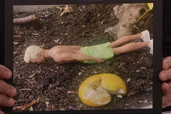 O boneco encontrado por Ryan Gosling (Foto: Reprodução/YouTube)