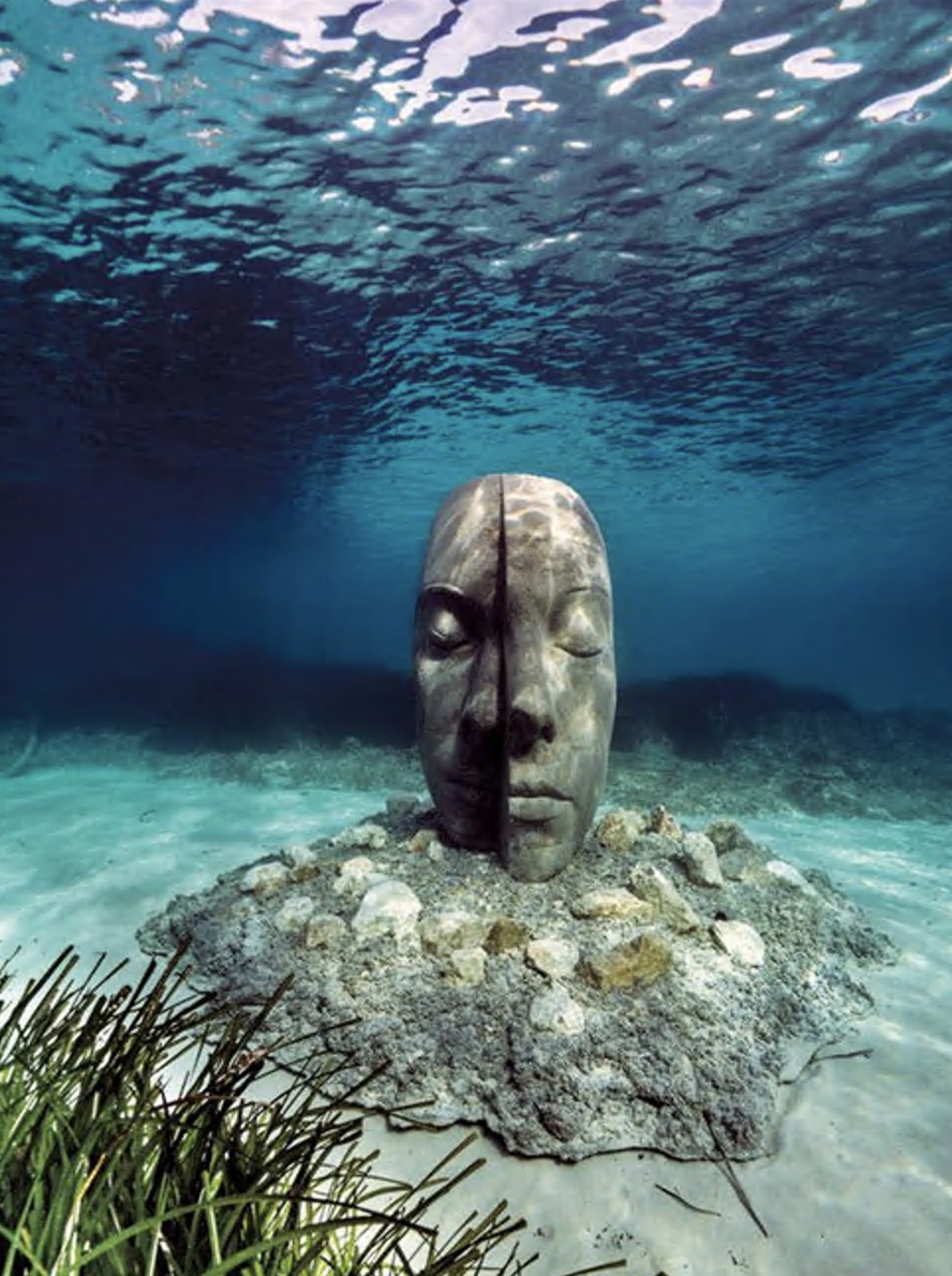 Obra do Musée de la Mer, formado por gigantes esculturas subaquáticas