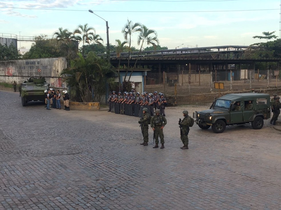 Militares fazem a segurança no acesso ao Porto de Santos, SP. (Foto: Solange Freitas/G1)