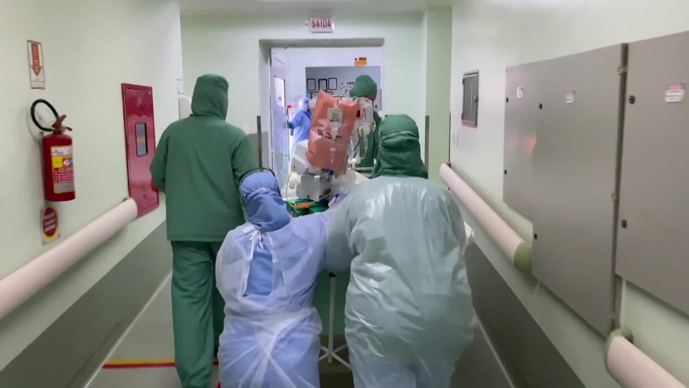 Paciente com Covid é removido por profissionais de saúde em Pernambuco, em foto de arquivo — Foto: Reprodução/TV Globo