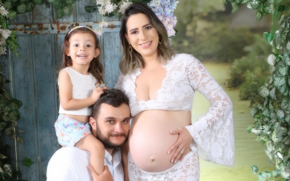 Kamylla Santos grávida com família — Foto: Reprodução/Arquivo pessoal