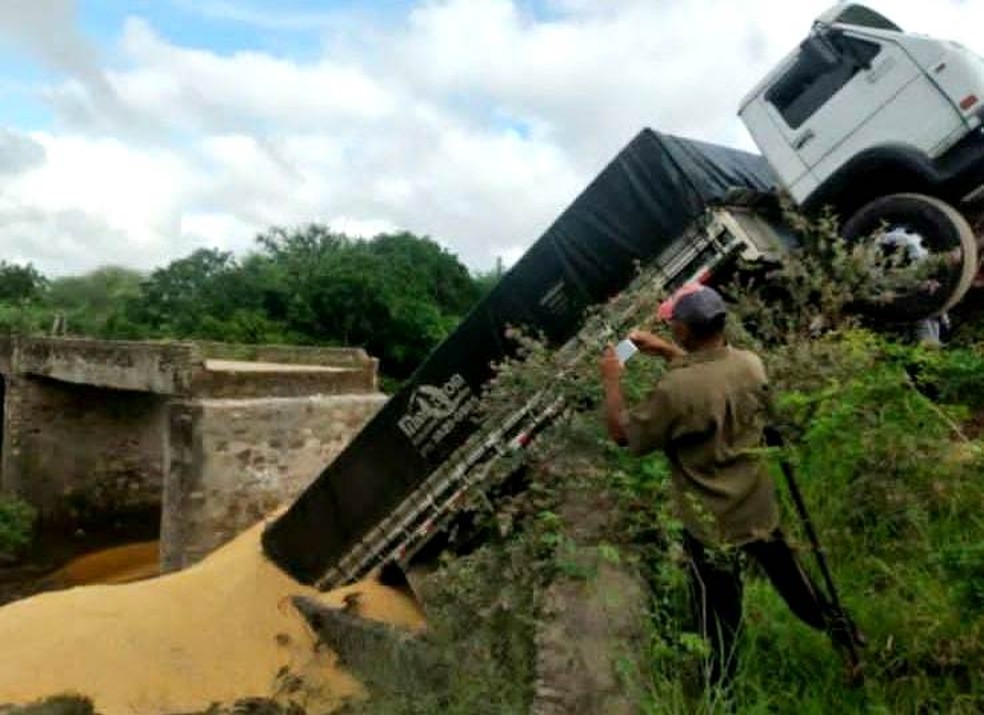 Ponte desaba durante passagem de caminhão na Bahia — Foto: Reprodução/Calila Notícias