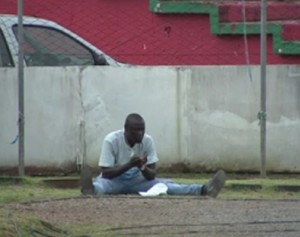 Senegalês faz orações que ajudaram o Passo Fundo a empatar com o Inter (Foto: Reprodução SporTV)