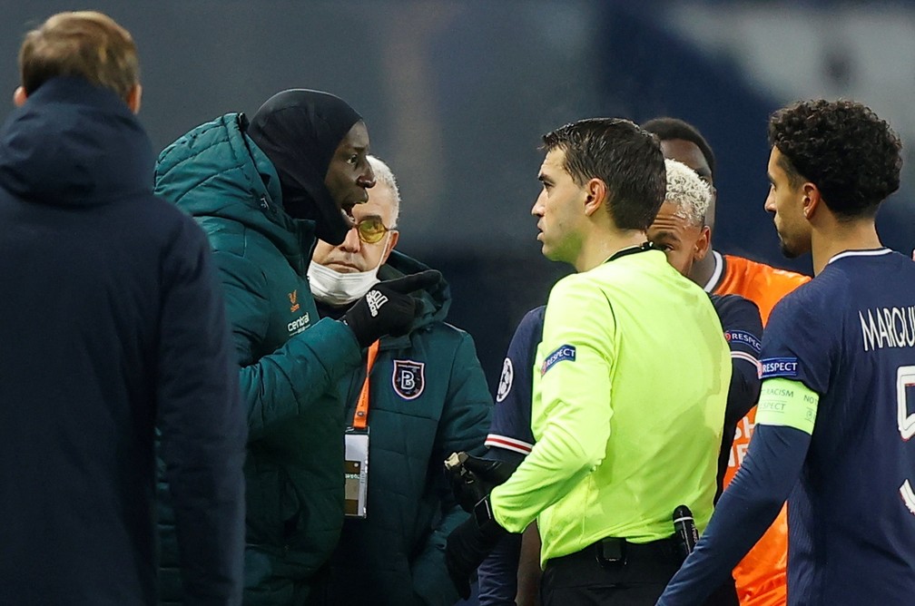 Demba Ba fala com o juiz Ovidiu Hategan e mostra sua revolta contra a atitude do quarto árbitro Sebastian Colţescu — Foto: Ian Langsdon/EFE