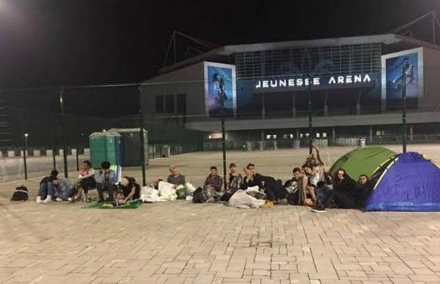 Fãs acampam para comprar ingresso para show de Sandy e Junior (Foto: Reprodução Instagram)