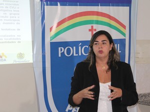 Apresentação da Operação Águia foi realizada pela delegada Katyanna Muniz (Foto: Taisa Alencar / G1)