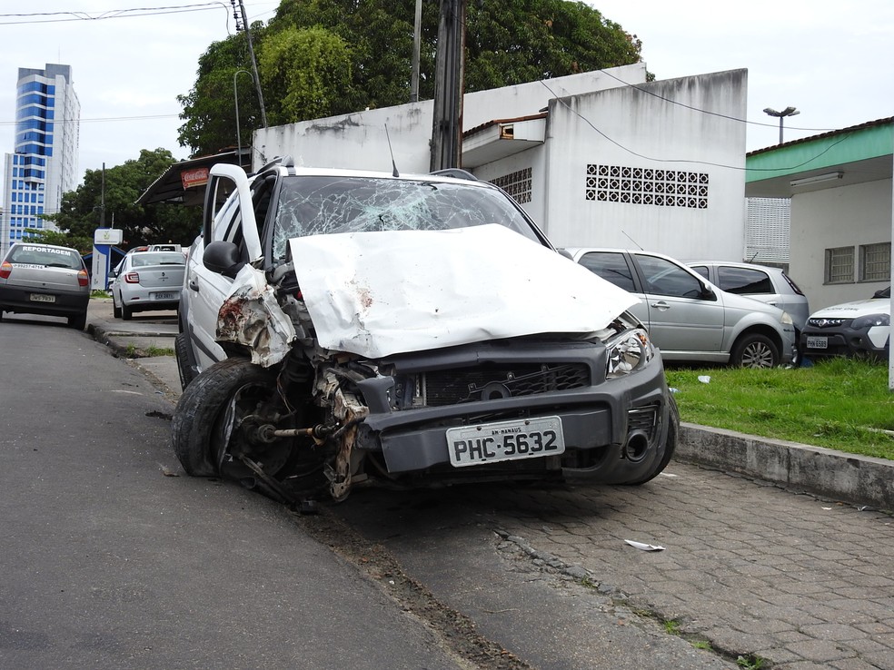 Veículo atingiu três pessoas que estavam barraquinha de churrasco  (Foto: Adneison Severiano/G1 AM)