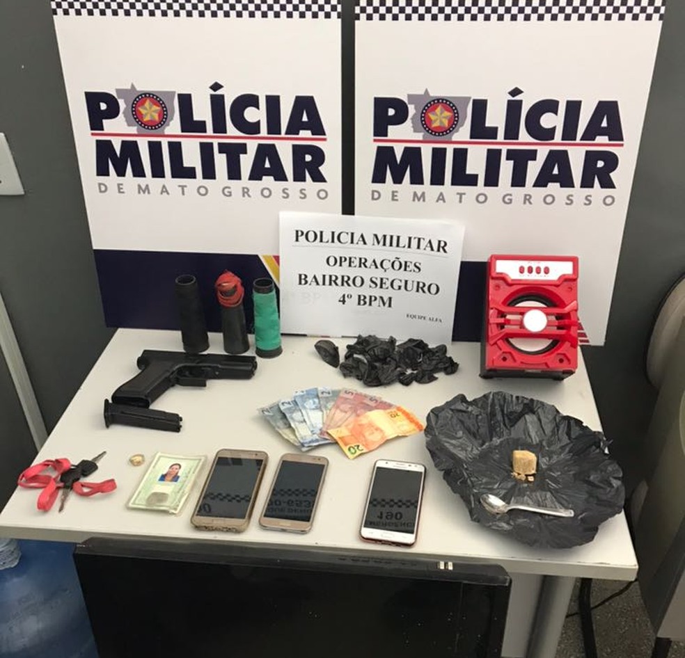 Polícia apreendeu uma arma de brinquedo, dinheiro, celulares e drogas com o suspeitos (Foto: Polícia Militar/Divulgação)