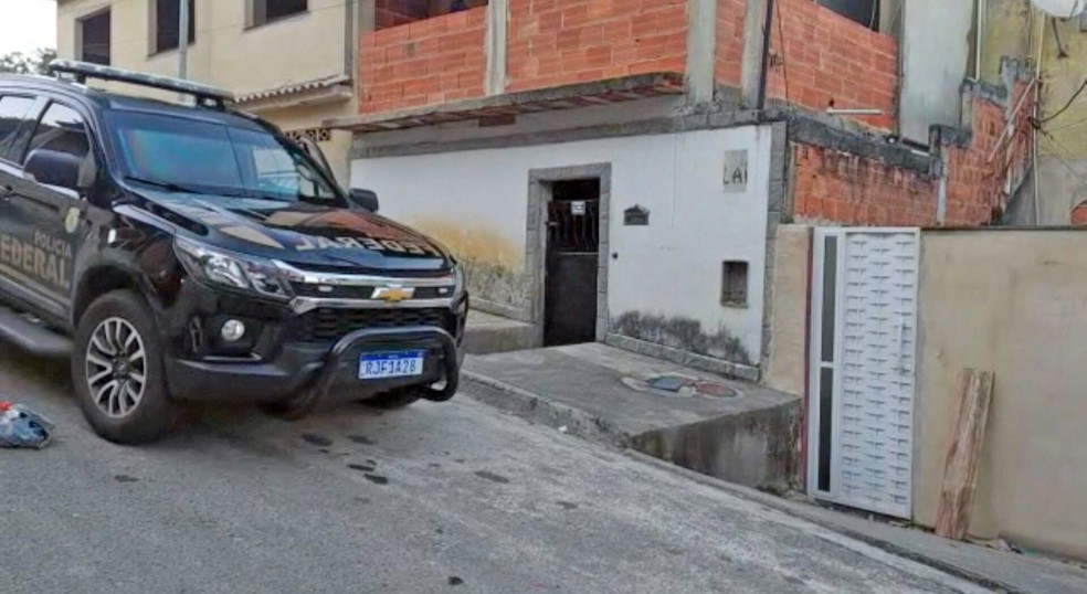 PF cumpre mandado na Zona Oeste do Rio — Foto: Reprodução/TV Globo