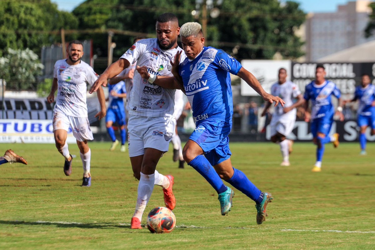 Taubaté recebe a líder Portuguesa Santista