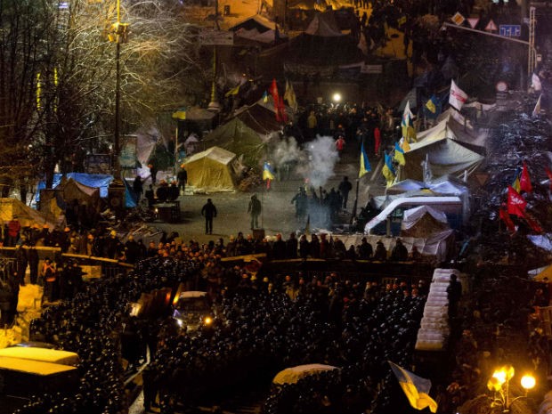 Polícia cerca manifestantes durante protestos na Ucrânia (Foto: Alexander Zemlianichenko/AP)